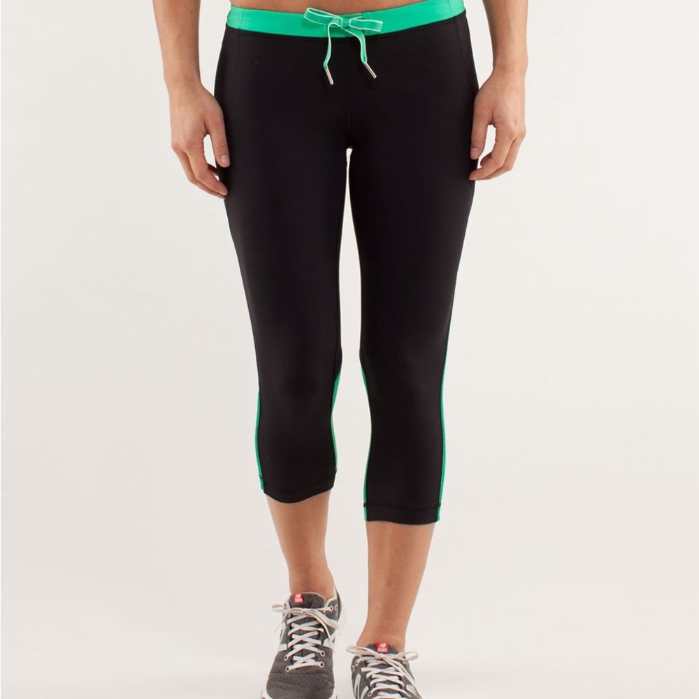 Lululemon Beach Runner Crop Size 10 Very Green Black Power Luxtreme W6926S